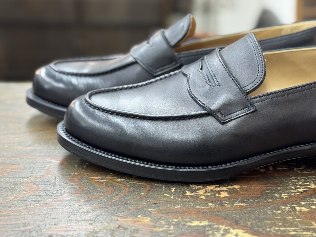 フォルメ ローファー修理後　横から見たコバとソールの一体感