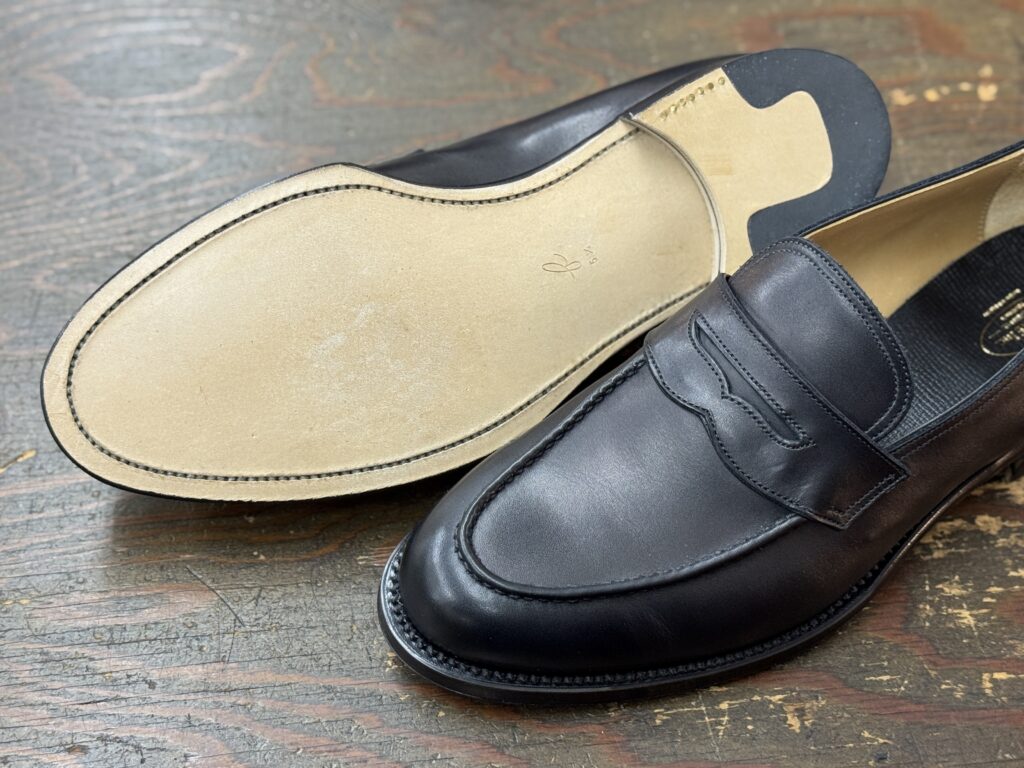 修理前のフォルメ ローファーのレザーソール摩耗状態