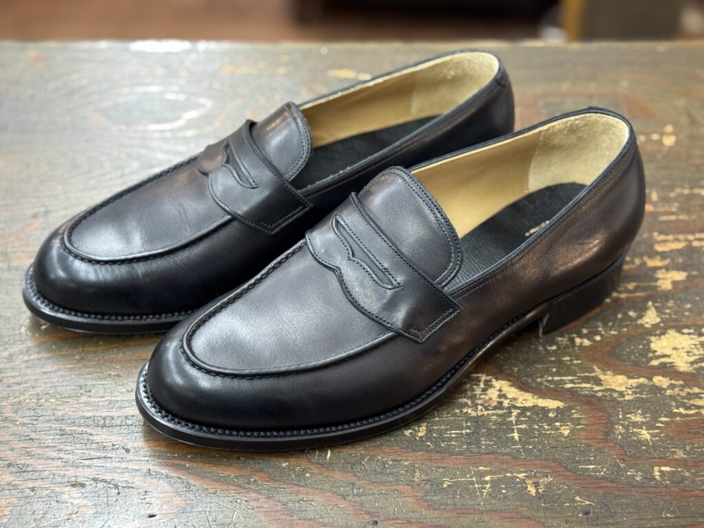 フォルメのローファー修理前全体像　レザーソール仕様の俯瞰写真