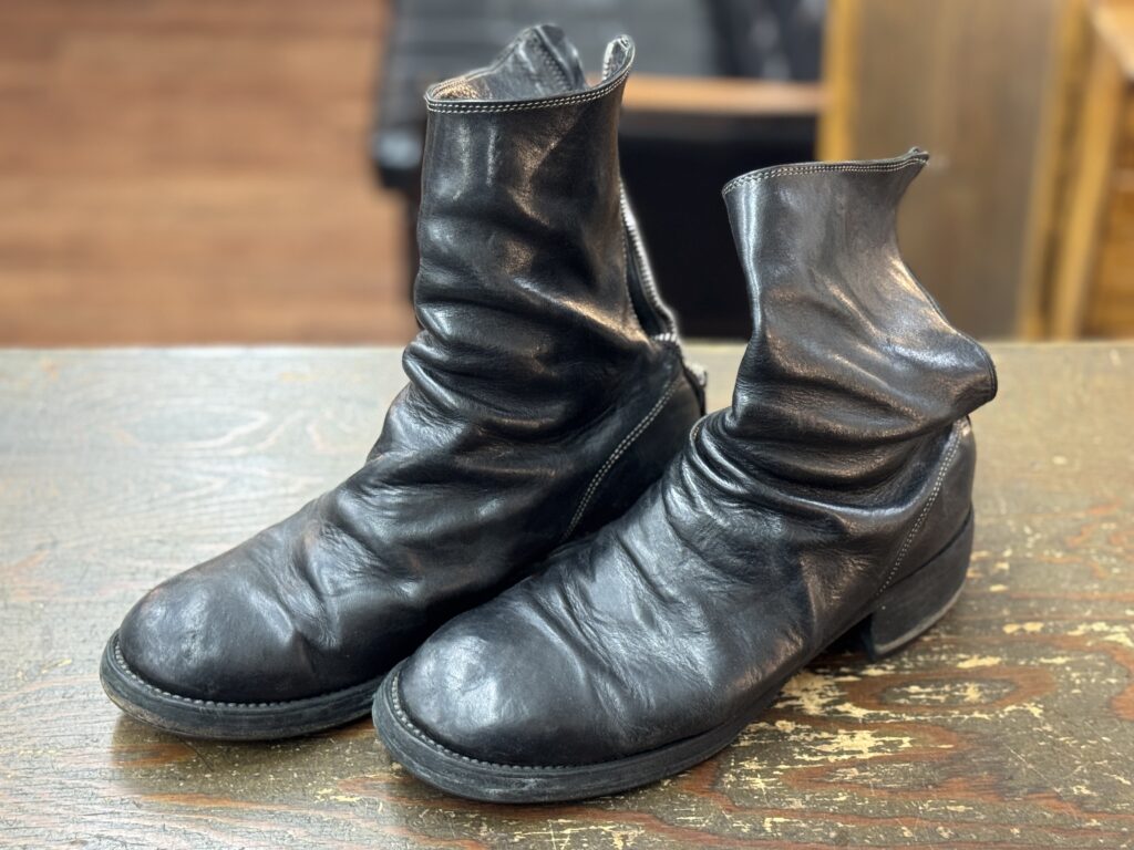 GUIDIのバックジップブーツ 修理前の全体俯瞰（黒レザーのシワ感とシルエット）