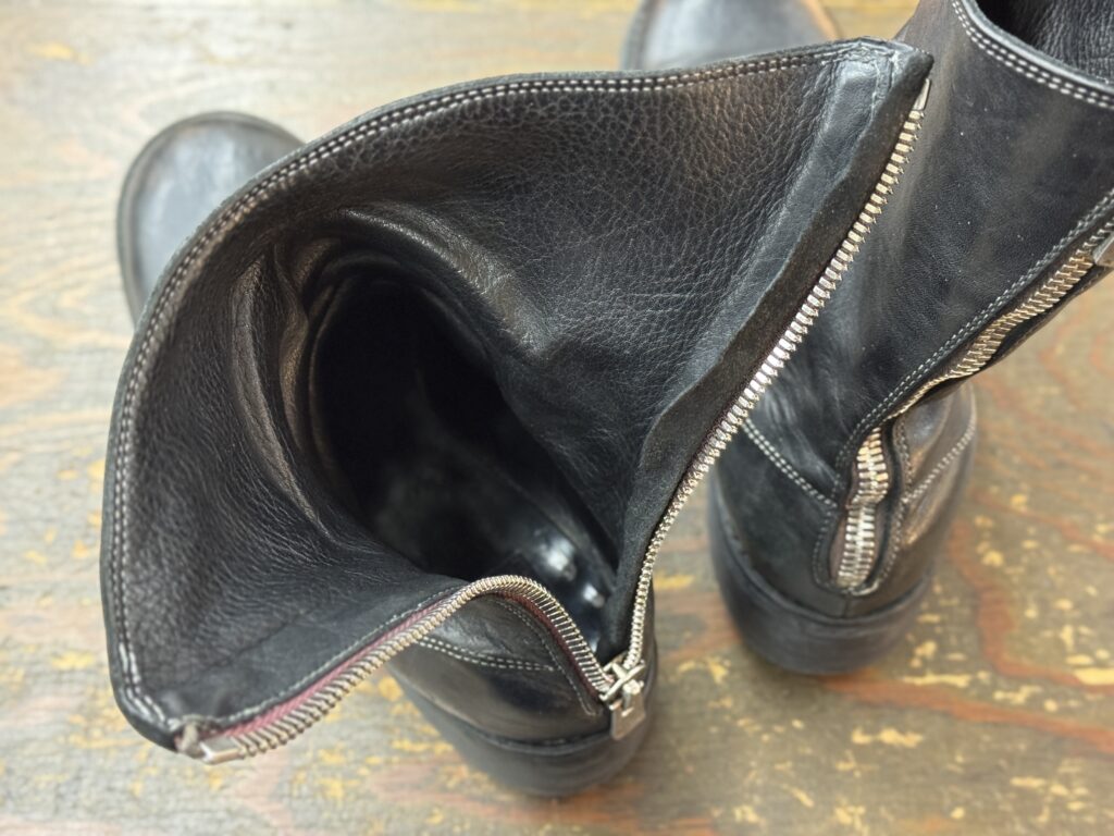 ファスナー交換後の内側（履き口を開いた状態と風防の収まり）