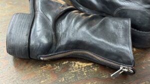 ファスナー交換後のアイキャッチ（黒レザーの質感とジップの直線）