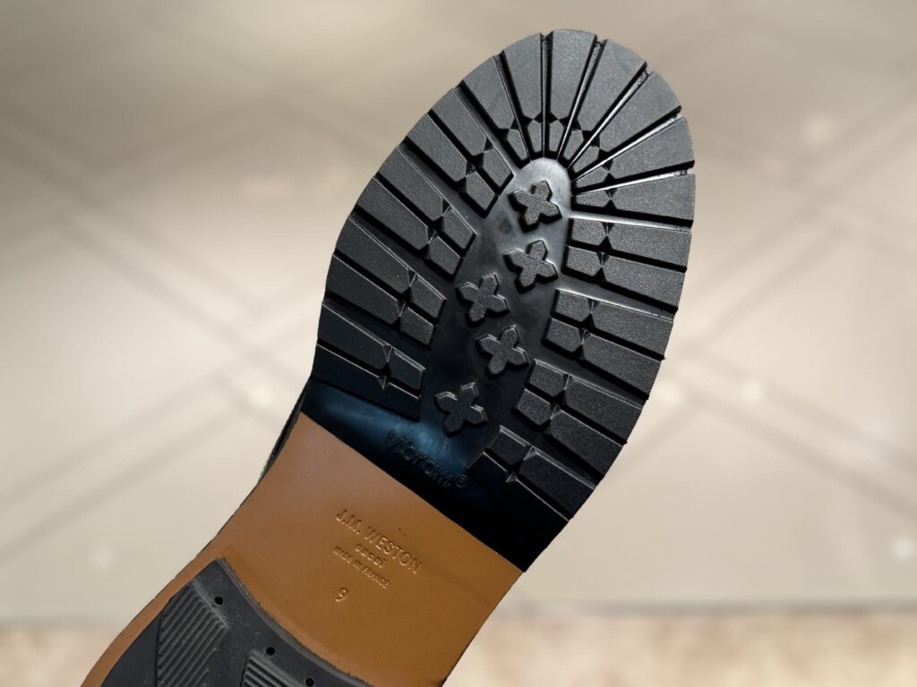 J.M. WESTON（ジェイエムウエストン）× sacai（サカイ）チェルシーブーツ修理後ソール面、Vibram 2333アウトソールのトレッドパターン