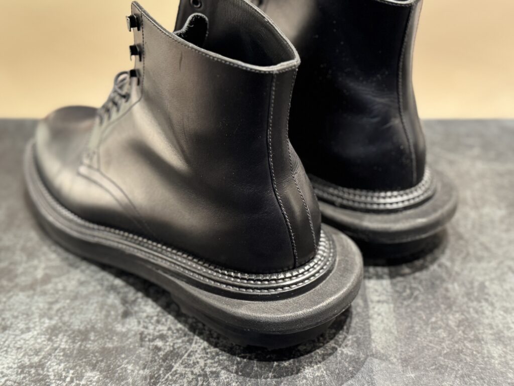 J.M. WESTON（ジェイエムウエストン）× sacai（サカイ）チェルシーブーツの修理前後方ディテール、張り出したミッドソール構造