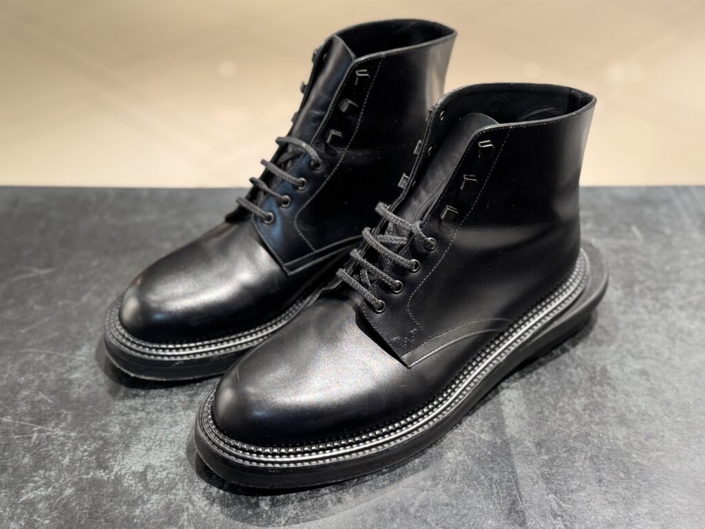 J.M. WESTON（ジェイエムウエストン）× sacai（サカイ）のチェルシーブーツ修理前全体像、Vibram 2333補強前の状態