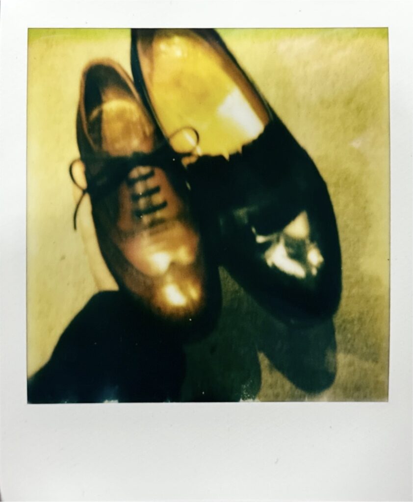 ポラロイドで撮影したエドワードグリーン旧工場製の靴。夫婦で選んだ私物の記録