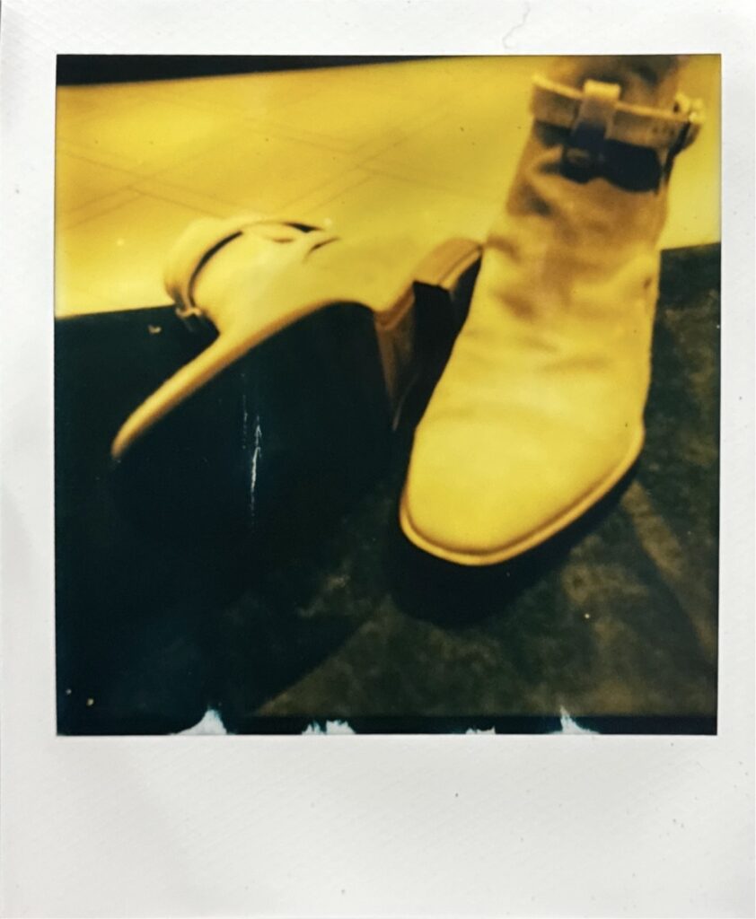 ハーフラバー補強後のサンローラン ジョッパーブーツを撮影したポラロイド写真。