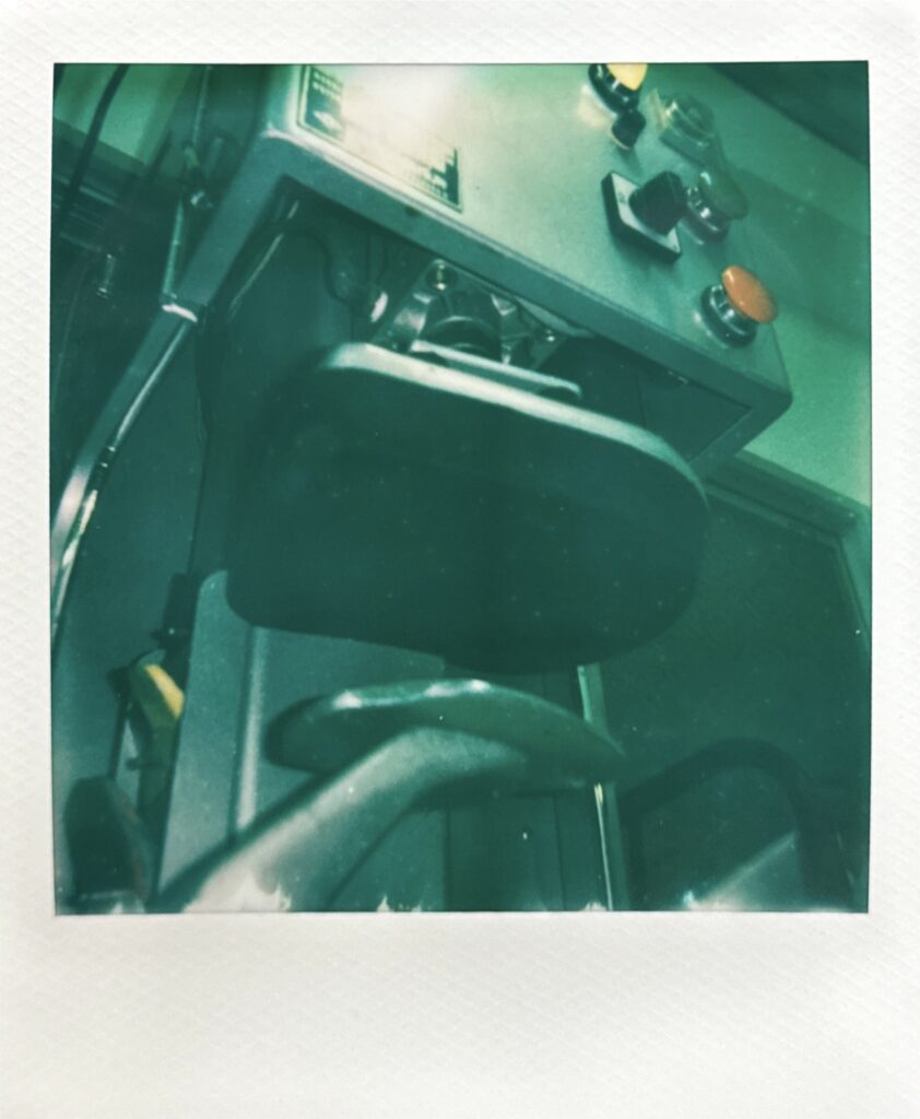 space12の作業風景、ソール圧着に使用するプレス機のポラロイド写真