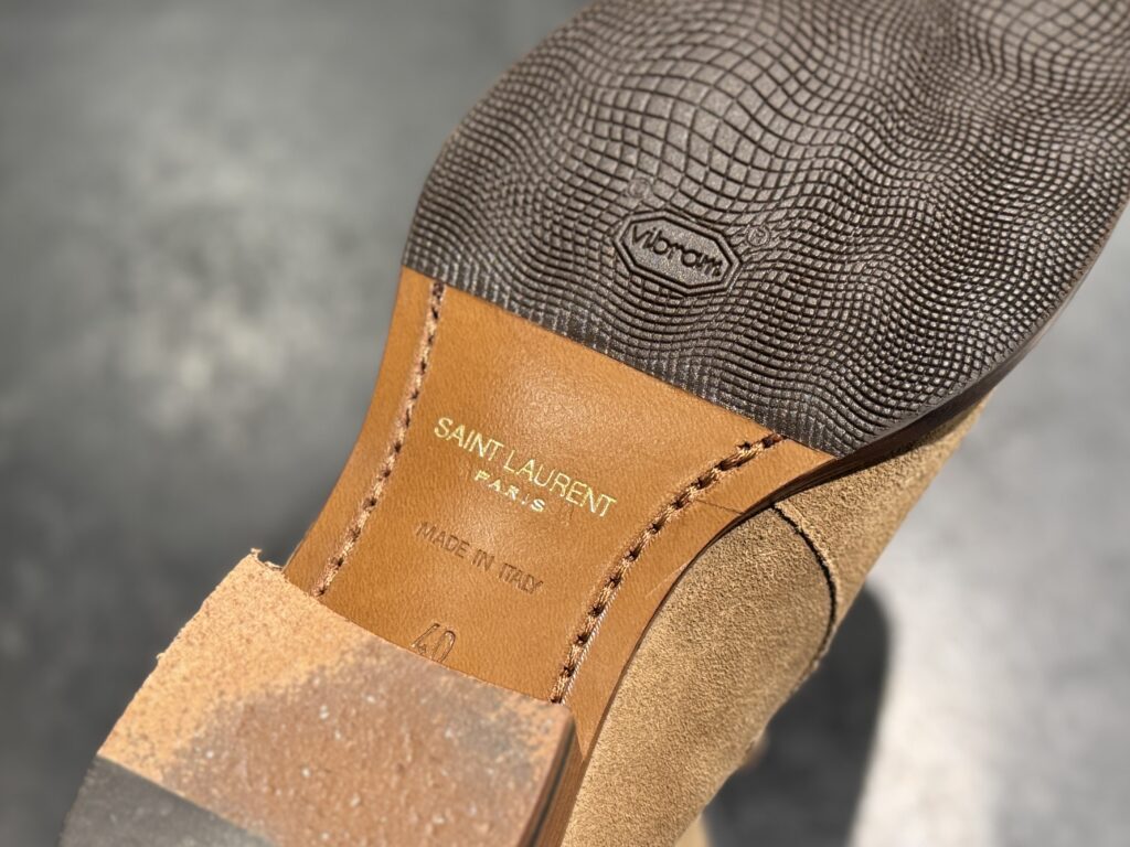 ハーフラバー補強を施したサンローラン ジョッパーブーツのソール面。グリップ性を高めた仕様。