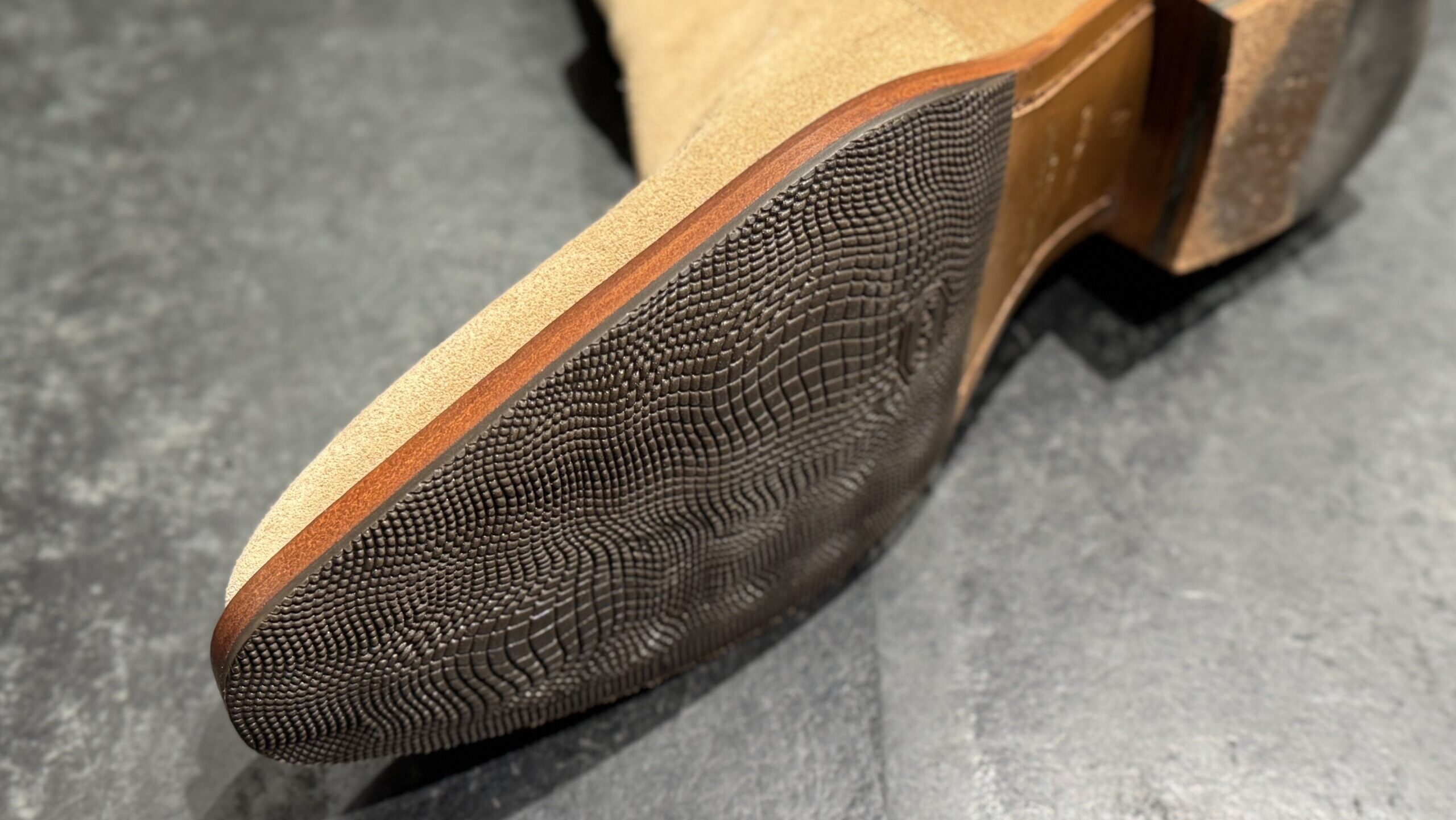 ハーフラバー施工後のサンローラン ジョッパーブーツ。