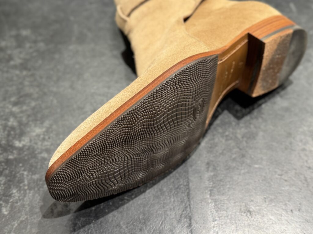 ハーフラバー施工後のサンローラン ジョッパーブーツ。コバ周りの仕上がりディテール。