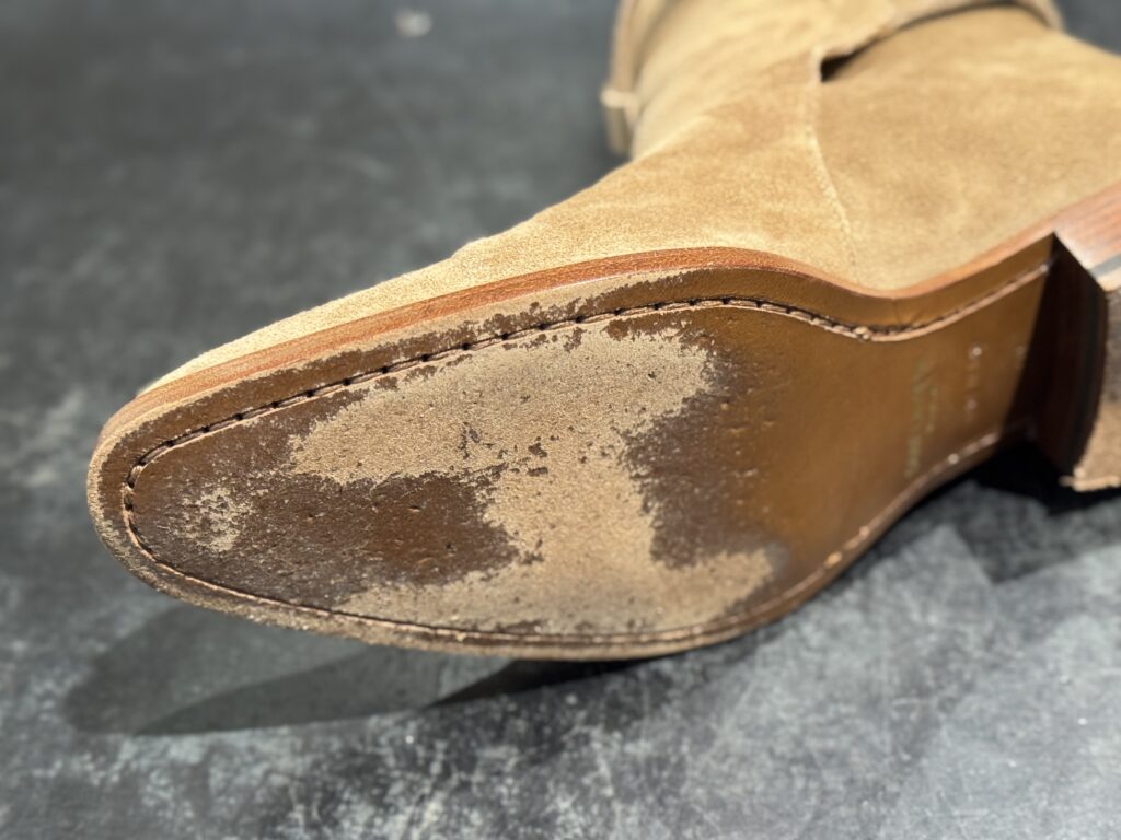 ハーフラバー施工前のサンローラン ジョッパーブーツのレザーソール。前足部の摩耗状態。