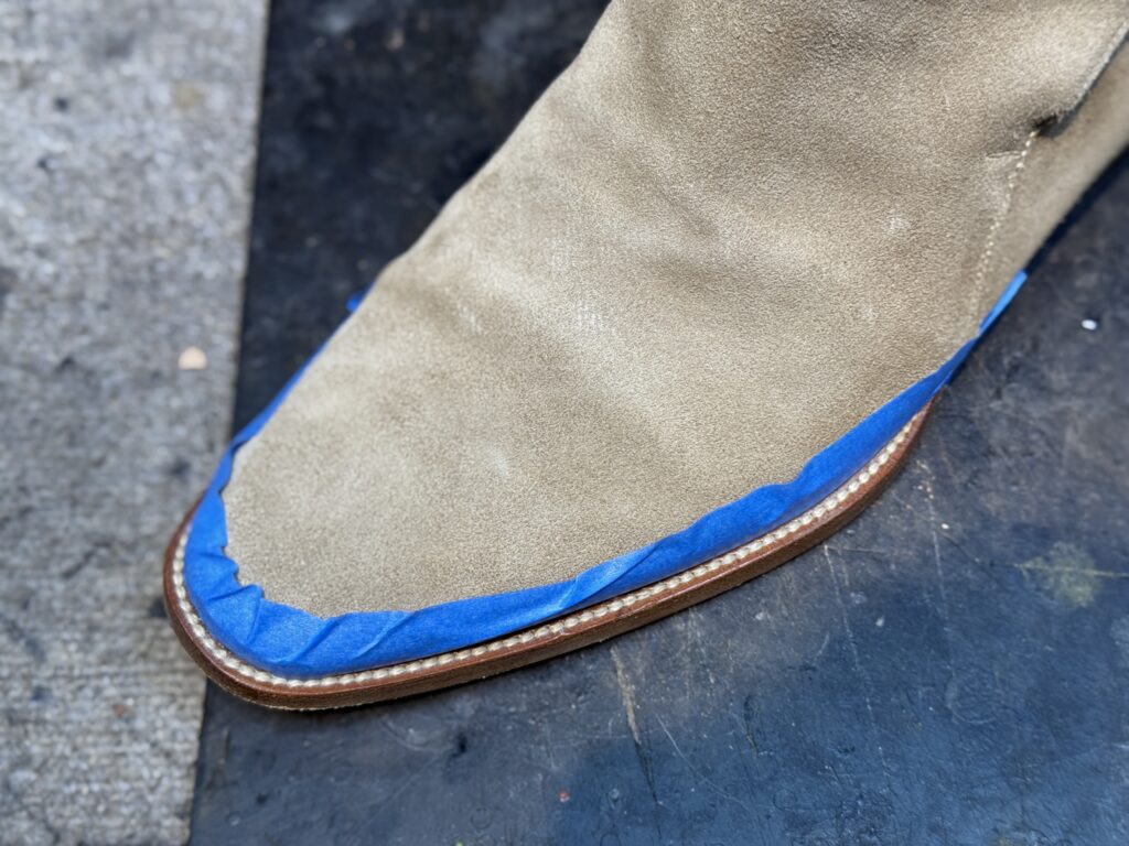 サンローラン ジョッパーブーツのハーフラバー施工工程。コバ周りを保護するためのマスキング作業。