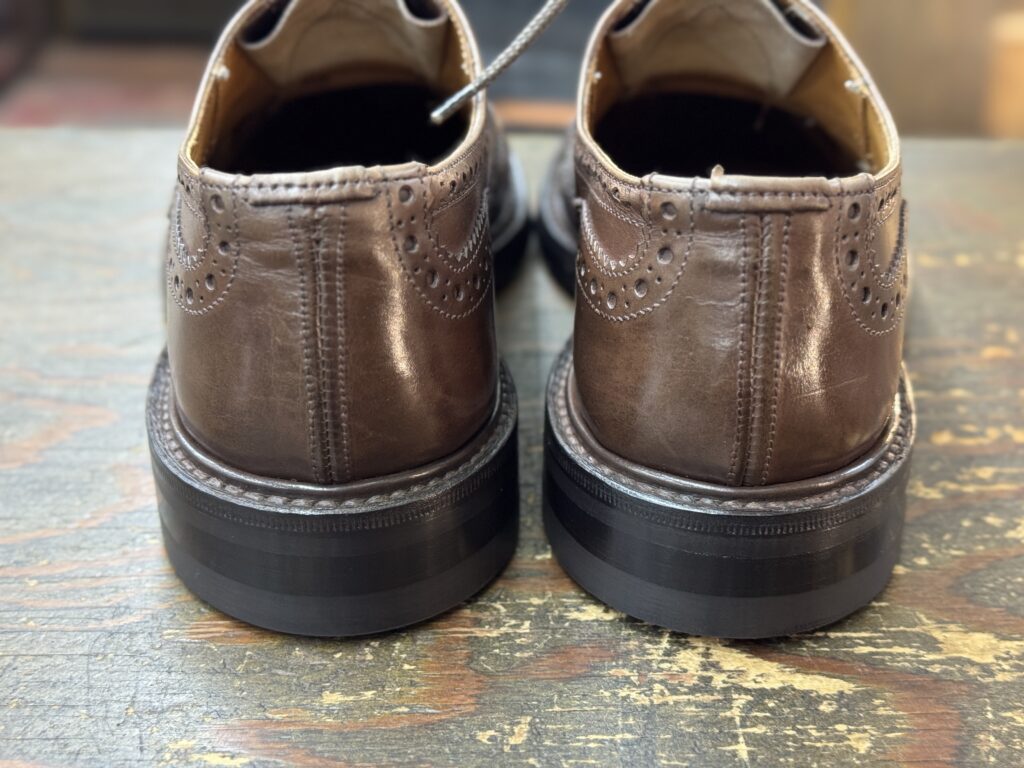 トップリフト交換後のトリッカーズ バートン背面。左右の高さとラインを揃えたヒール仕上げ