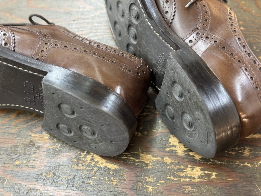 修理前のトリッカーズ バートン。摩耗したダイナイトヒールをヒールアップで確認