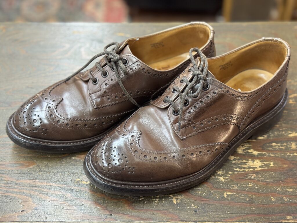 トップリフト交換前のトリッカーズ バートン全体像。ブラウンレザーの外羽根フルブローグ