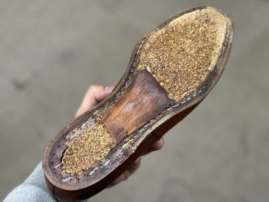 解体後に確認するエドワードグリーン チェルシーの内部構造とコルク層