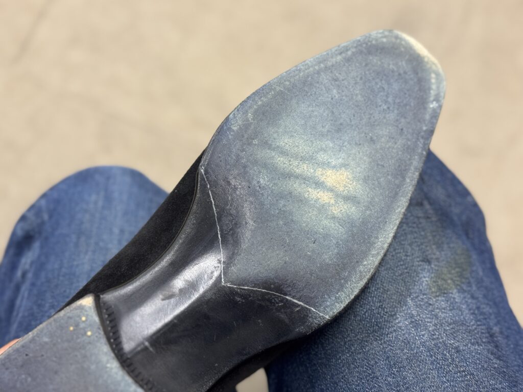 Gavoci（ガヴォチ）V字ハーフラバーの貼り位置を決めている作業工程