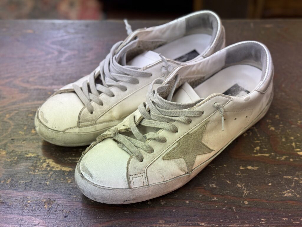 ゴールデングースのスニーカー修理前の俯瞰写真。全体に使用感が出た状態。