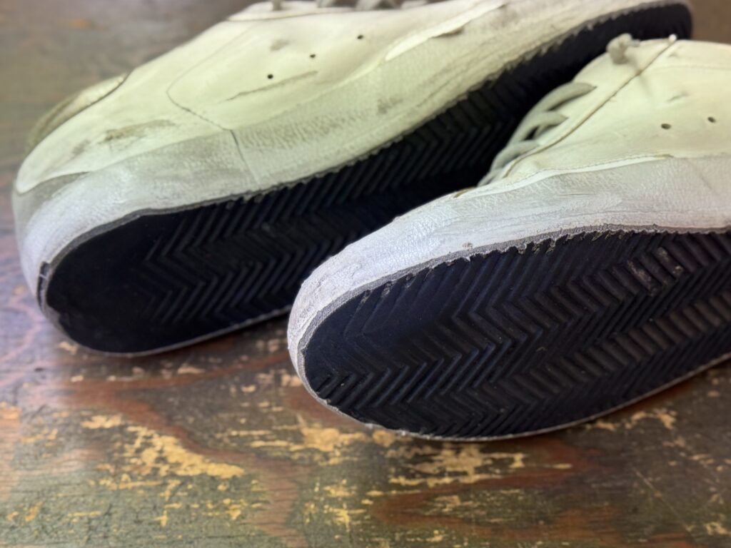 ゴールデングース修理前のソール面。摩耗が進んだアウトソールの状態。