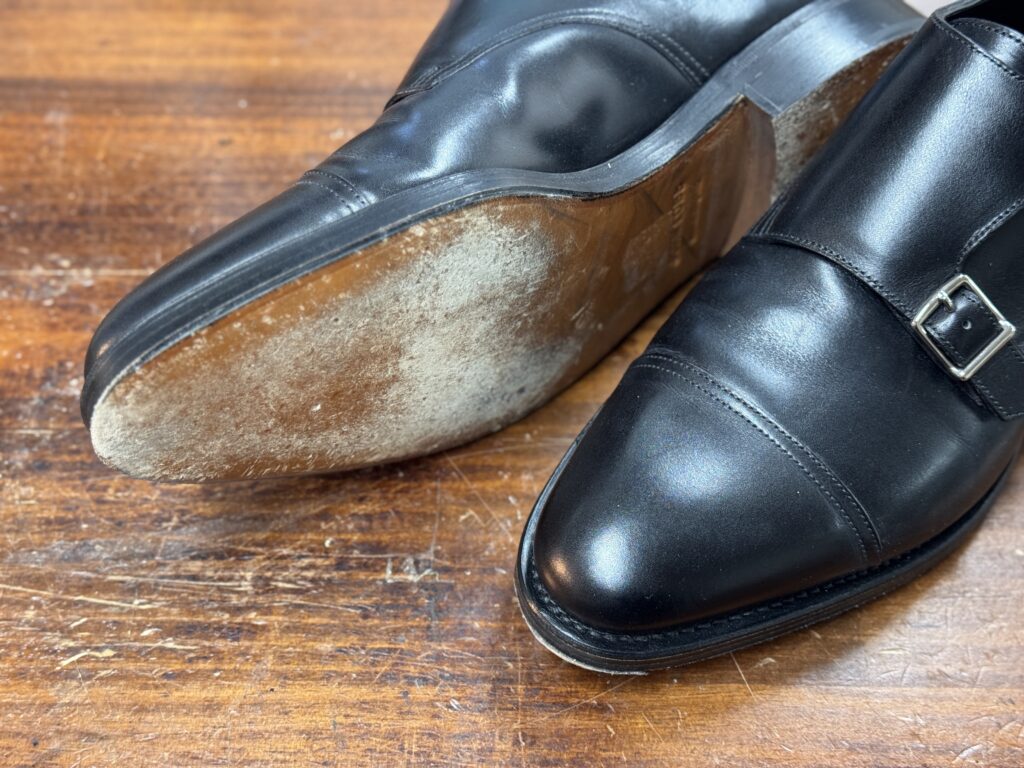 ジョンロブ ウィリアムの修理前ソール面(レザーソールの摩耗状態)