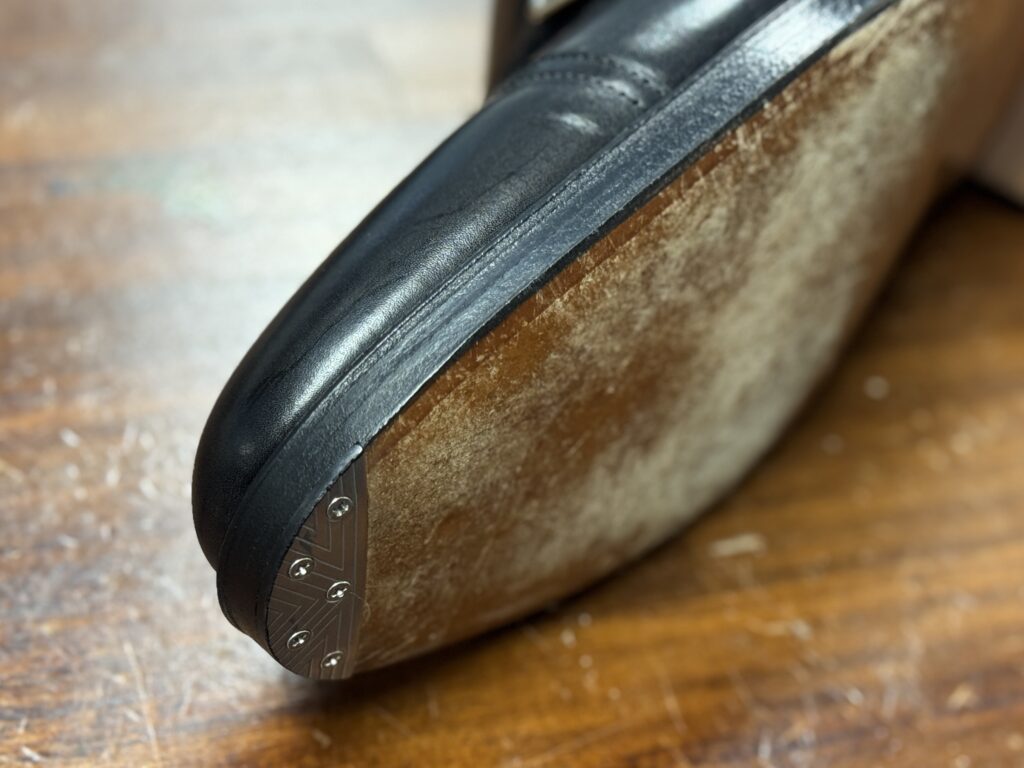 ヴィンテージスチール施工後のコバ仕上げ(ソール側面とつま先)