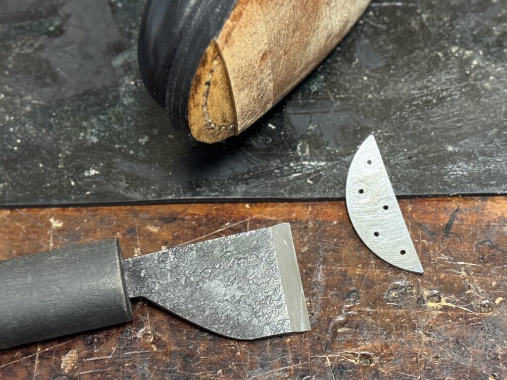 ヴィンテージスチール施工途中の風景(靴底と革包丁、スチールパーツ)