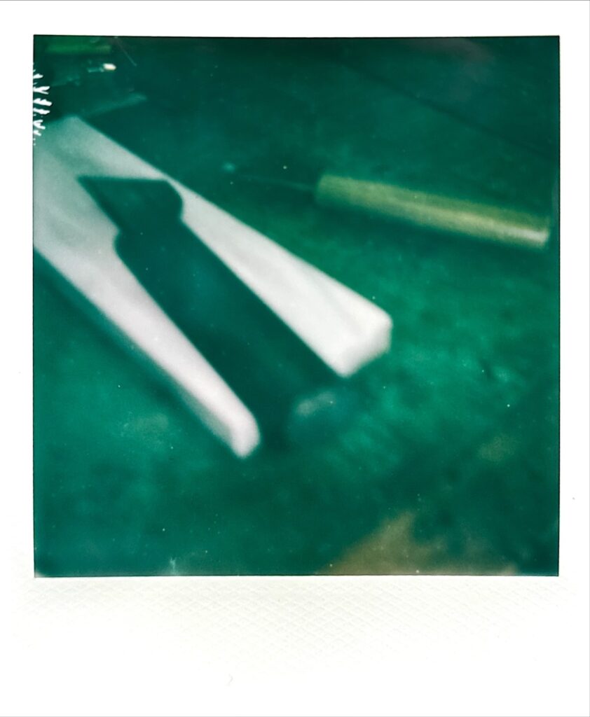 革包丁を研いでいる様子のポラロイド写真(作業台上の道具)