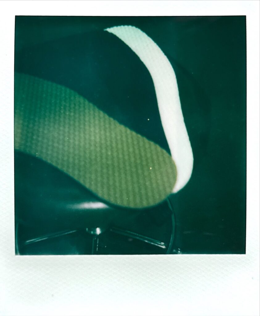 Vibram 7120シート材の質感と厚みを写したポラロイド写真