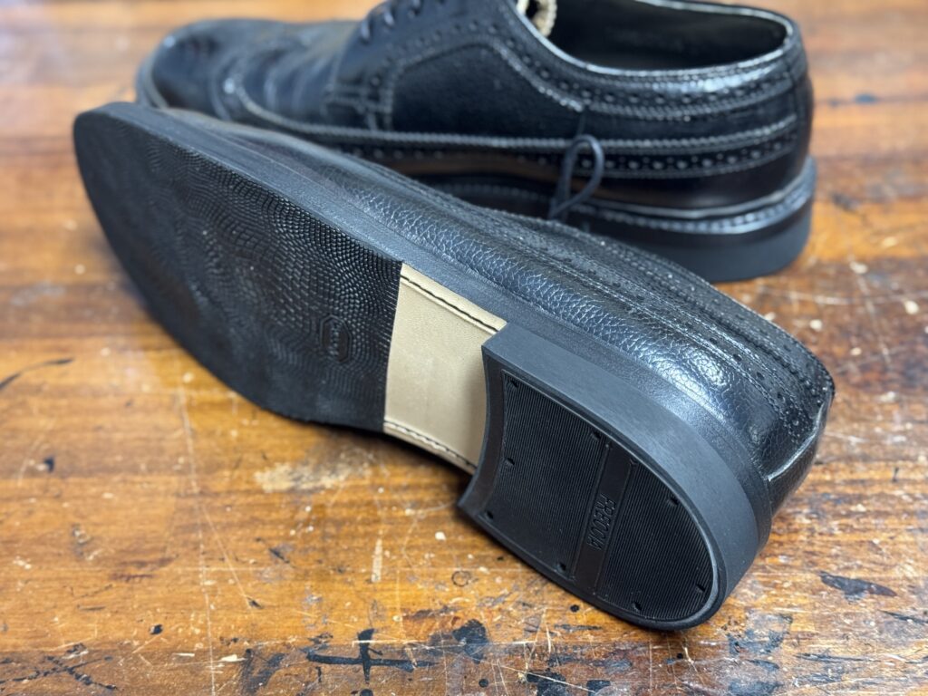 REGAL（リーガル）のレザーオールソール＋ハーフラバー施工後の後方（トップリフトとソールの繋がり）