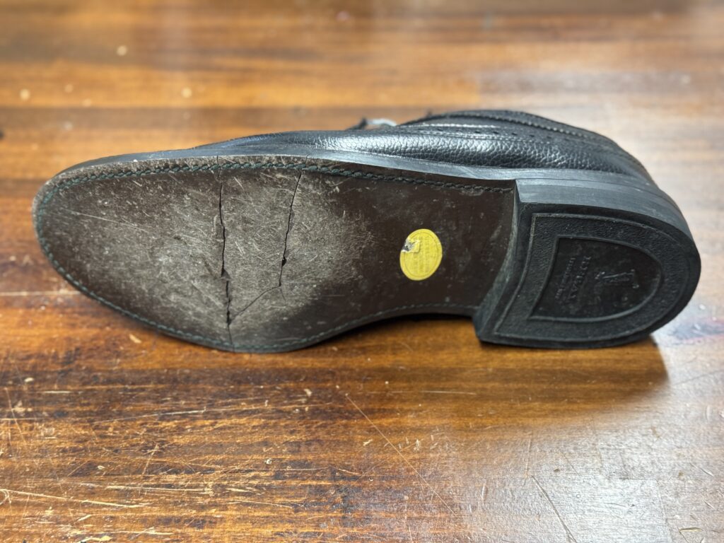 REGAL（リーガル）のレザーソール施工前のソール面（前足部に割れ・劣化が見られる状態）