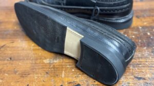 REGAL（リーガル）のレザーオールソール＋ハーフラバー施工後（後方から見たソールとヒールの仕上がり）