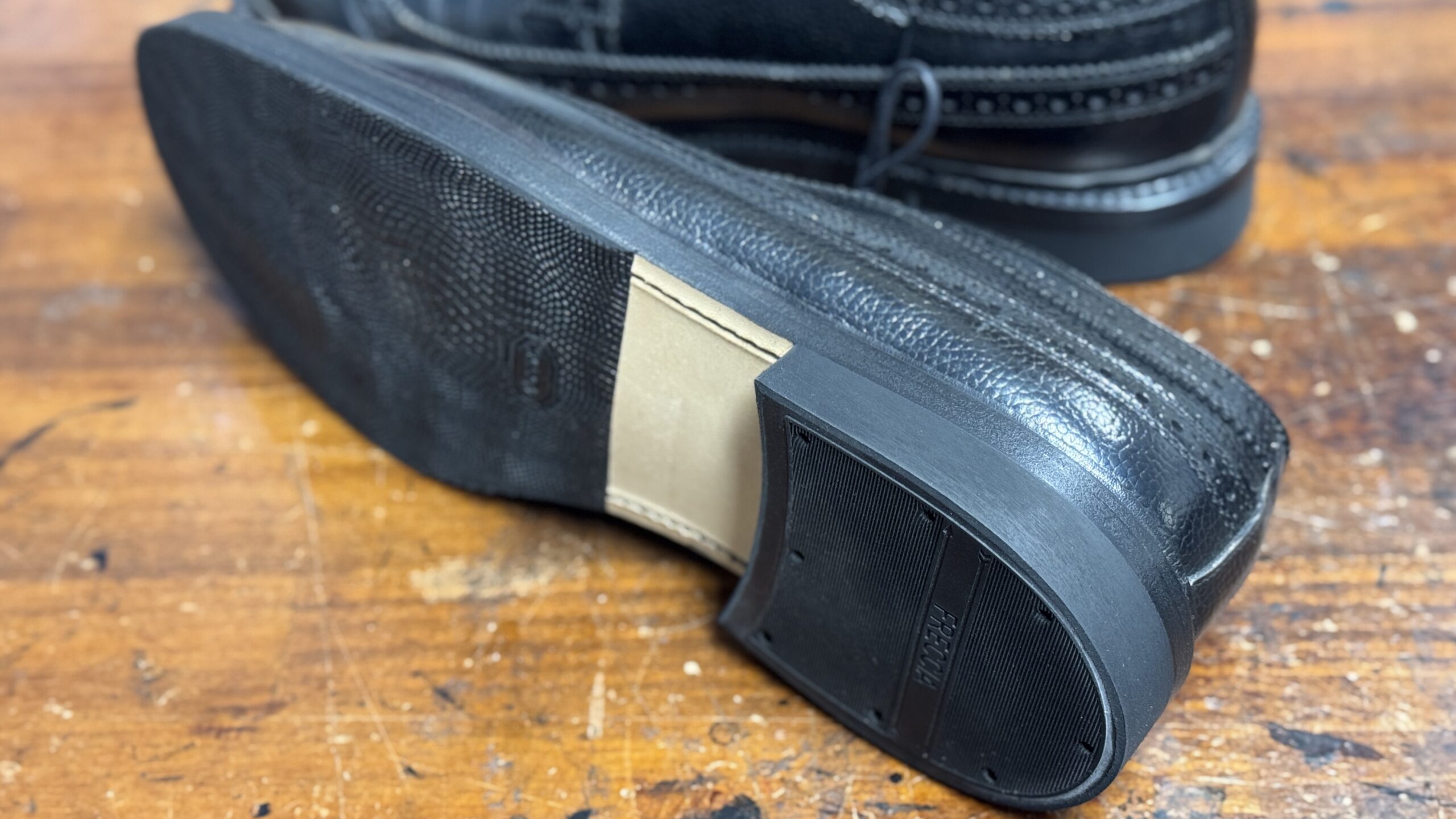 REGAL（リーガル）のレザーオールソール＋ハーフラバー施工後（後方から見たソールとヒールの仕上がり）