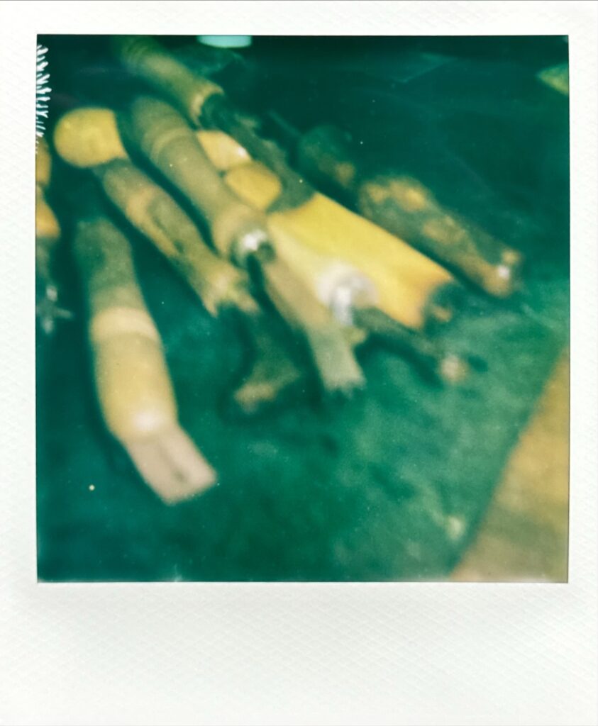 靴の飾り模様を施すためのコテ工具たち（作業台に並ぶ道具）