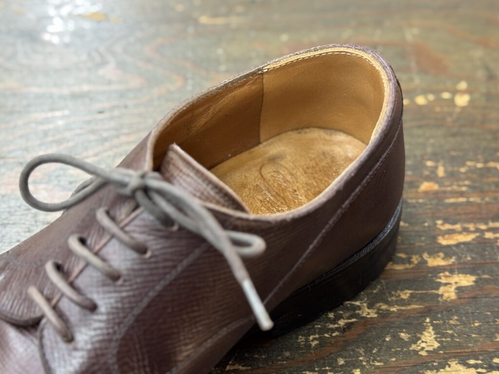 カウンターライニング補修後のトレーディングポストの革靴を俯瞰で撮影した写真。全体のバランスが整った仕上がり