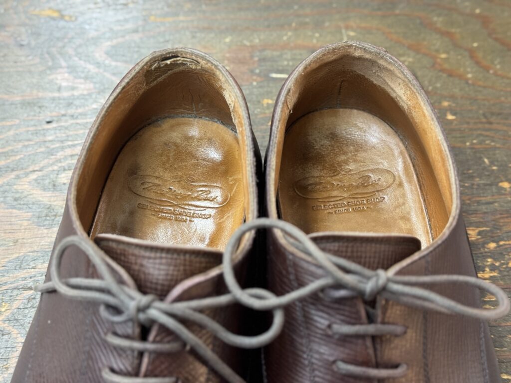 トレーディングポストの靴のカウンターライニング修理前の状態。内側かかと部分の擦れと劣化が確認できる