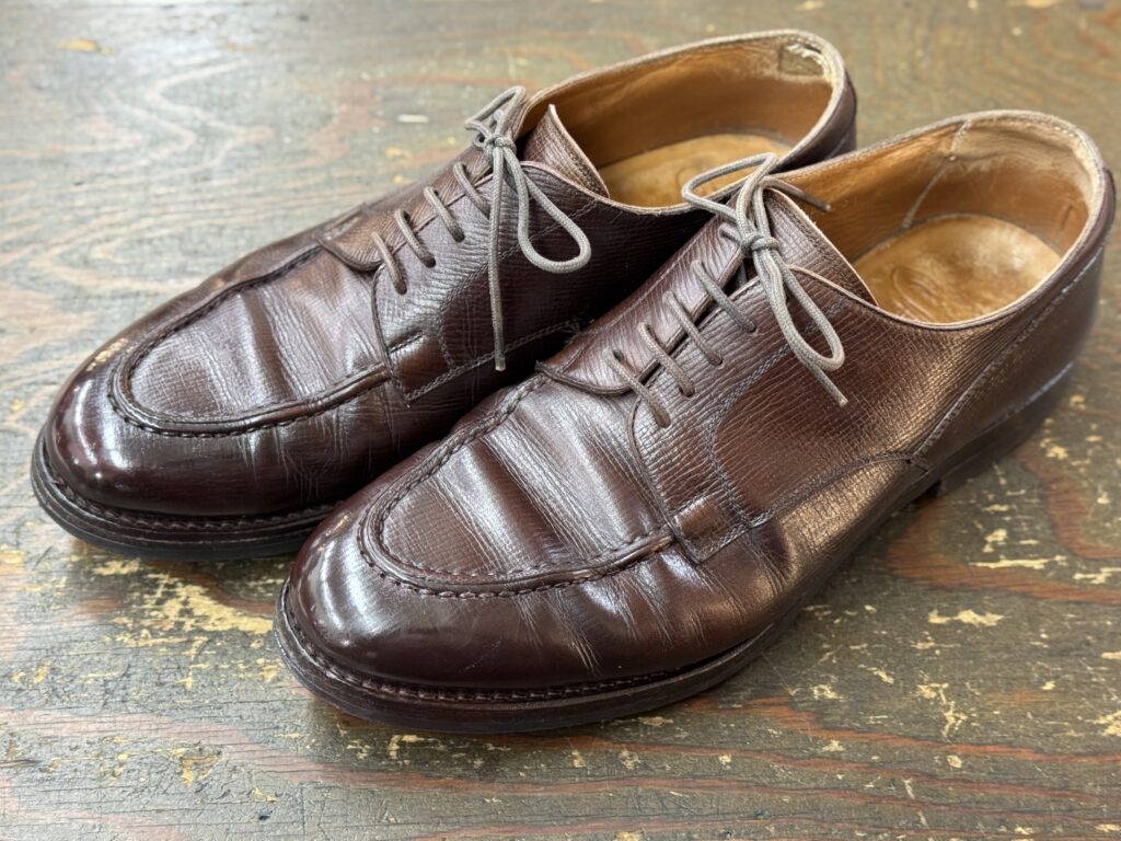 トレーディングポストの革靴を修理前の状態で俯瞰撮影した写真。カウンター周りの使用感が見て取れる