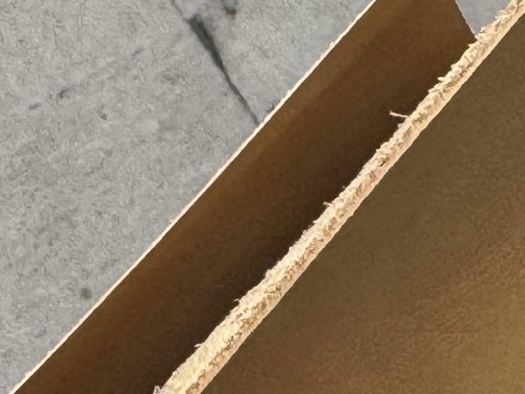 カウンターライニング補修用に厚みを調整して漉いた革。内装に馴染ませるための下準備工程