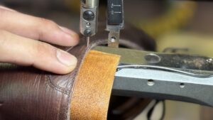 トレーディングポストの靴のカウンターライニング補修を行う縫製作業の様子。ミシンで内装を固定している工程