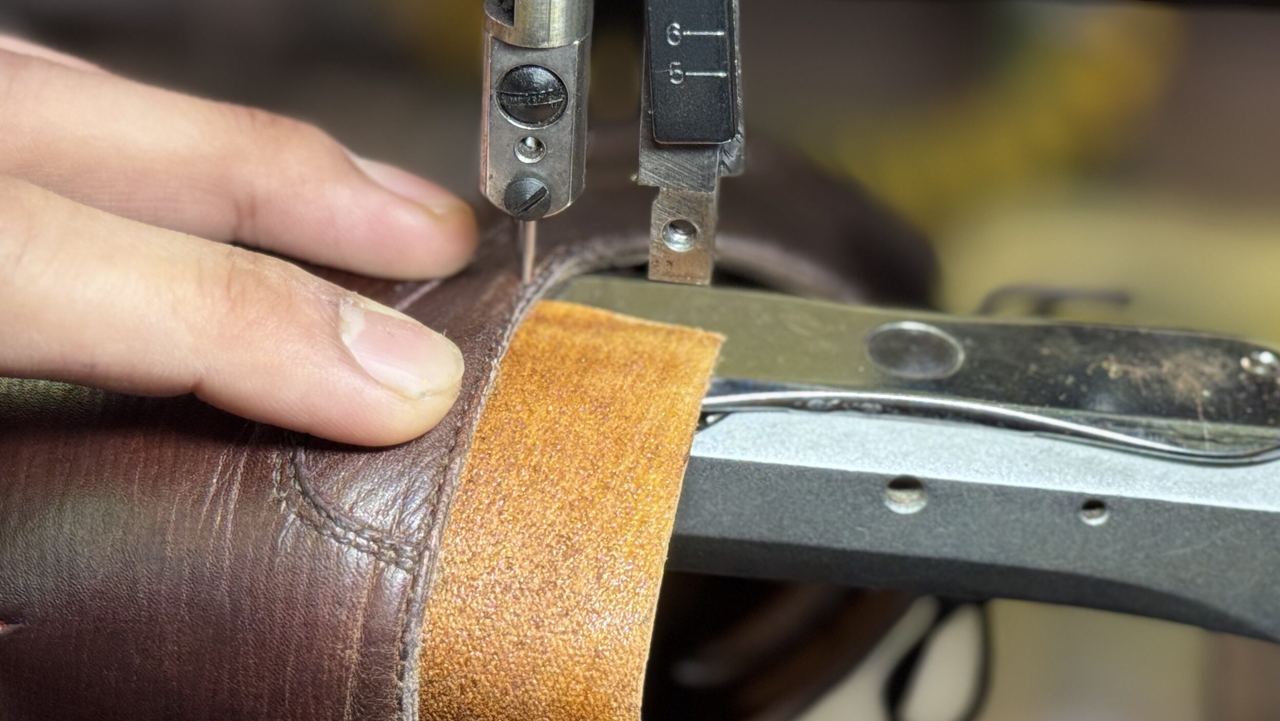 トレーディングポストの靴のカウンターライニング補修を行う縫製作業の様子。ミシンで内装を固定している工程