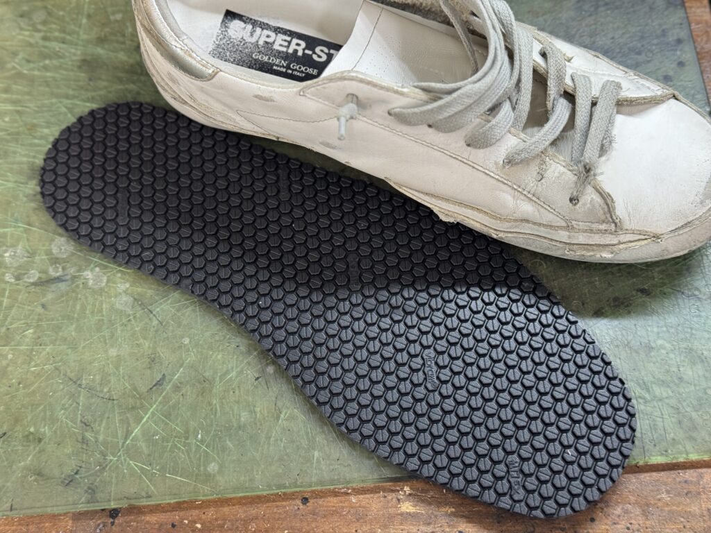 スニーカー補強に使用するVibram 7120シートソール素材。