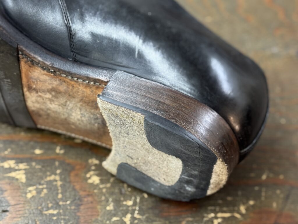 フォルメのブラッチャー 修理前のヒール 摩耗状態