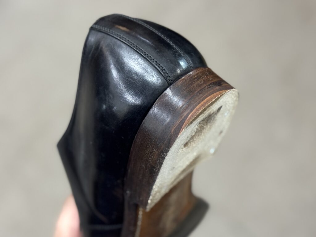 ヒール積み上げの削れに対してアタッチメントで補修を施した状態