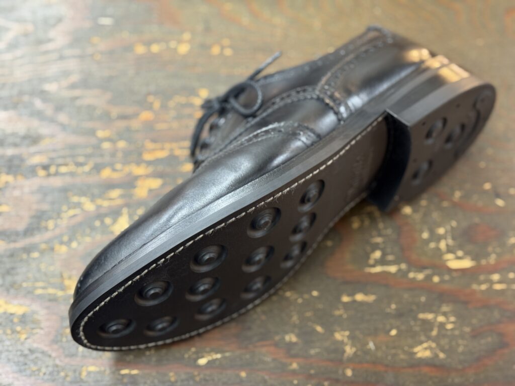 トリッカーズ バートン オールソール後のコバ仕上げ