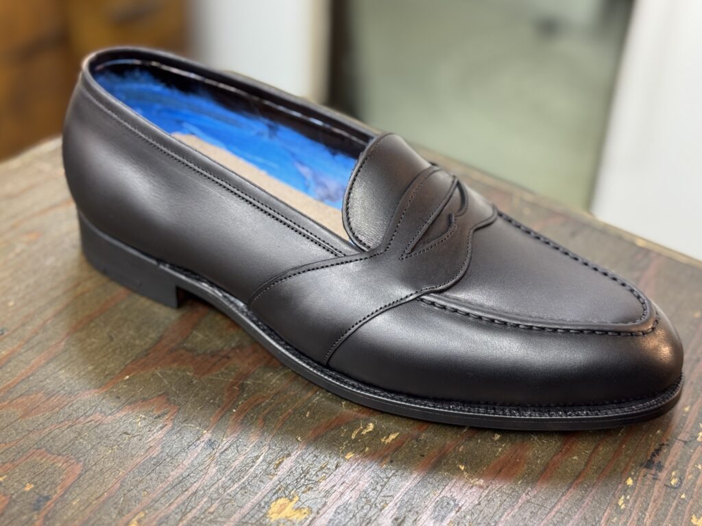 黒の染料を重ねた直後のエドワードグリーンのローファー