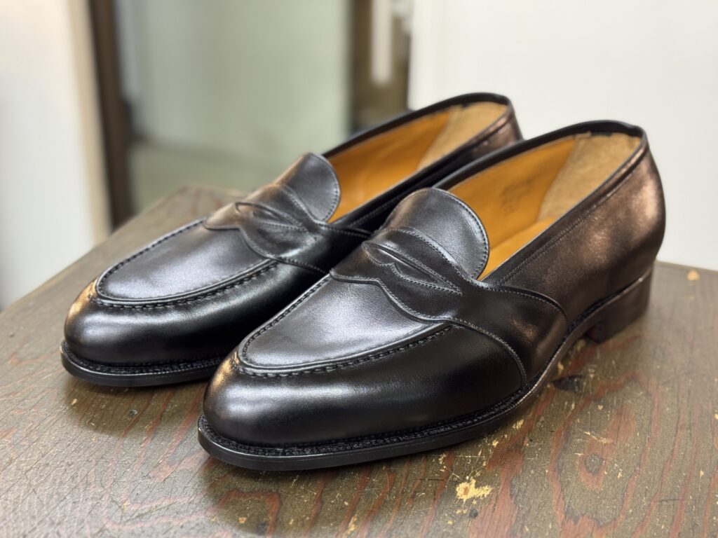 黒染め後のエドワードグリーン旧工場製ローファーの全体像