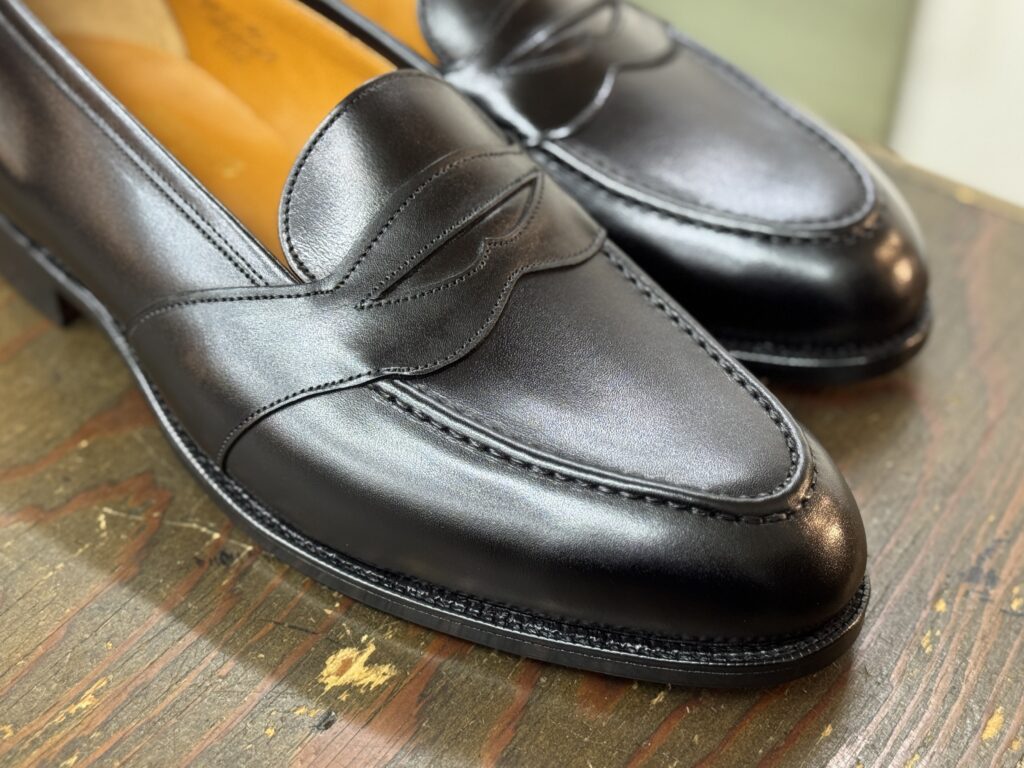 黒染め後のつま先部分の仕上がりをクローズアップで確認