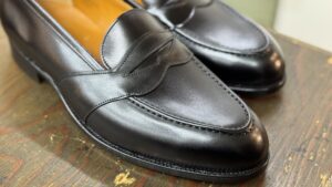 黒染め後のつま先を印象的に捉えたエドワードグリーンのローファー