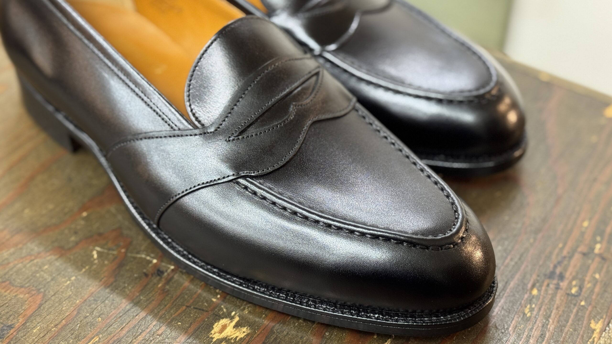 黒染め後のつま先を印象的に捉えたエドワードグリーンのローファー