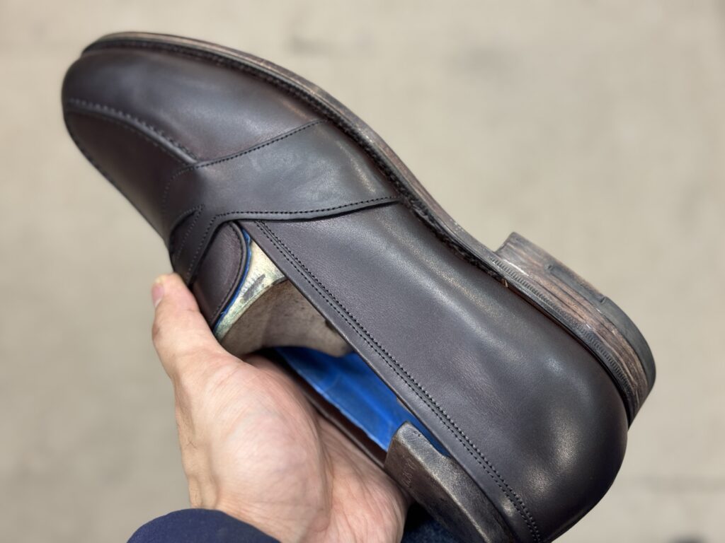 黒染め前に緑の染料を下地として入れた状態のレザー